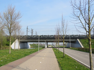 844070 Gezicht op het spoorwegviaduct over de Rivierkom te Vleuten (gemeente Utrecht).